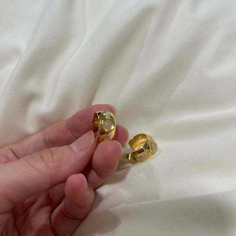 Leeada 14K Gold Reign Chunky Hoops Earrings NWOT - Picture 3 of 4